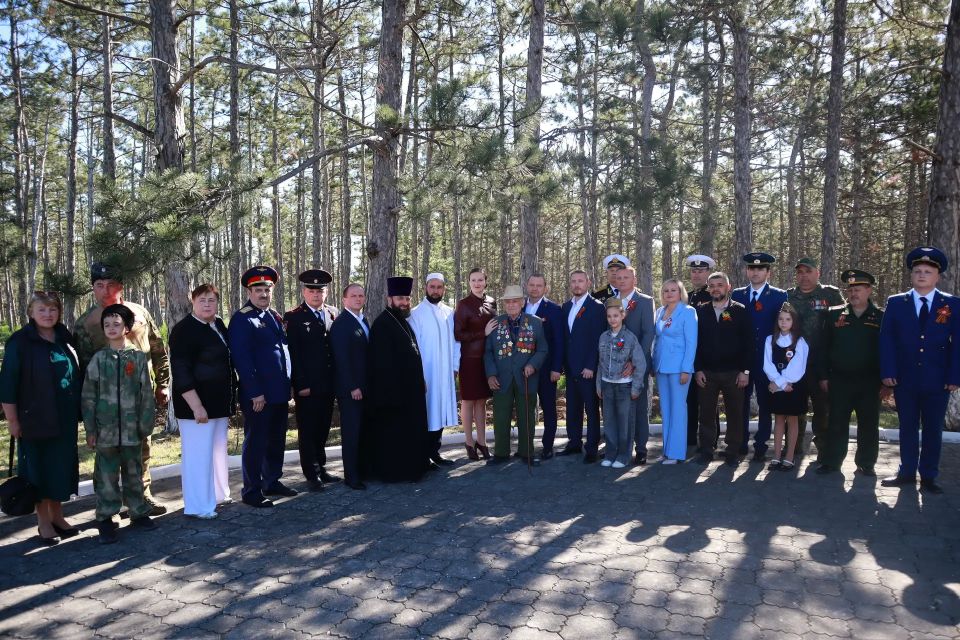 В честь 81-й годовщины Великой Победы возложил цветы к братской могиле советских воинов и партизан в Белогорском районе В честь 81-й годовщины Великой Победы возложил цветы к братской могиле советских воинов и партизан в Белогорском районе