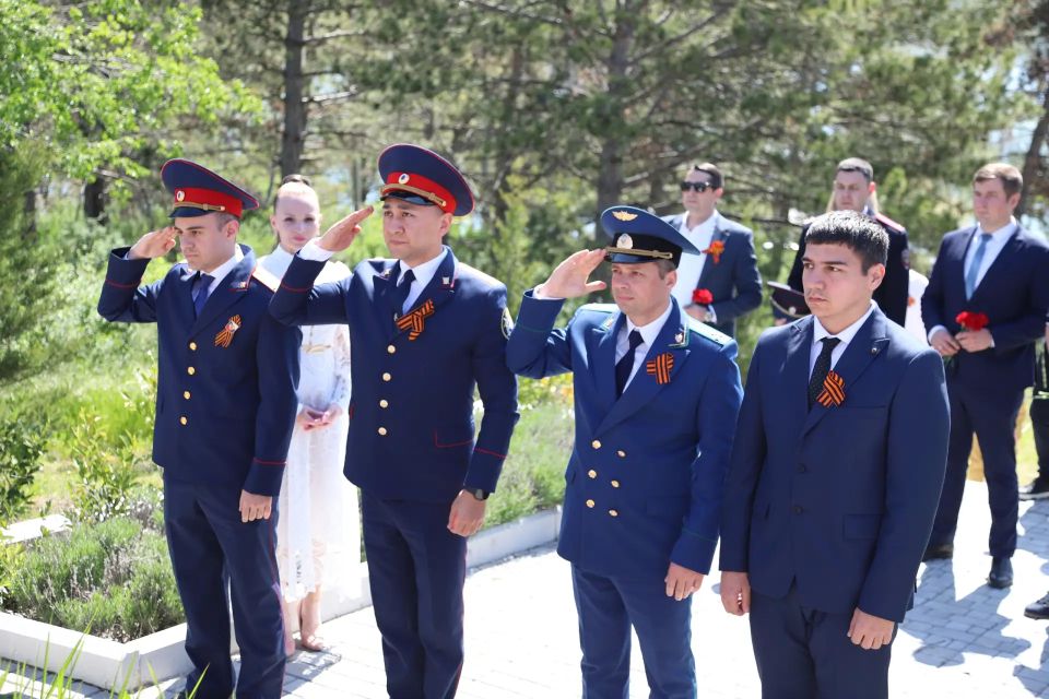 Сегодня, в День Великой Победы, в память о погибших в годы войны, руководители Бахчисарайского района и города, депутаты, общественники, военнослужащие, руководители учреждений, духовенство и активисты возложили цветы и... Сегодня, в День Великой Победы, в память о погибших в годы войны, руководители Бахчисарайского района и города, депутаты, общественники, военнослужащие, руководители учреждений, духовенство и активисты возложили цветы и...