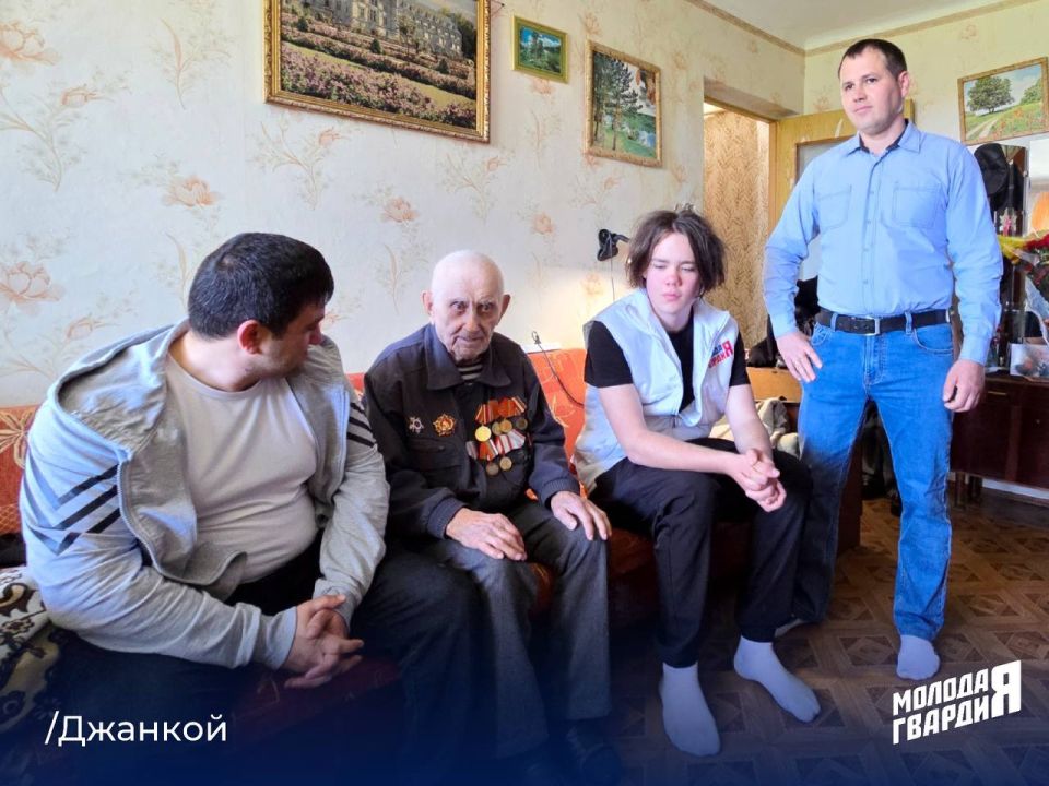 В преддверии дня Великой Победы молодогвардейцы в Джанкое поздравили ветеранов Великой Отечественной Войны В преддверии дня Великой Победы молодогвардейцы в Джанкое поздравили ветеранов Великой Отечественной Войны