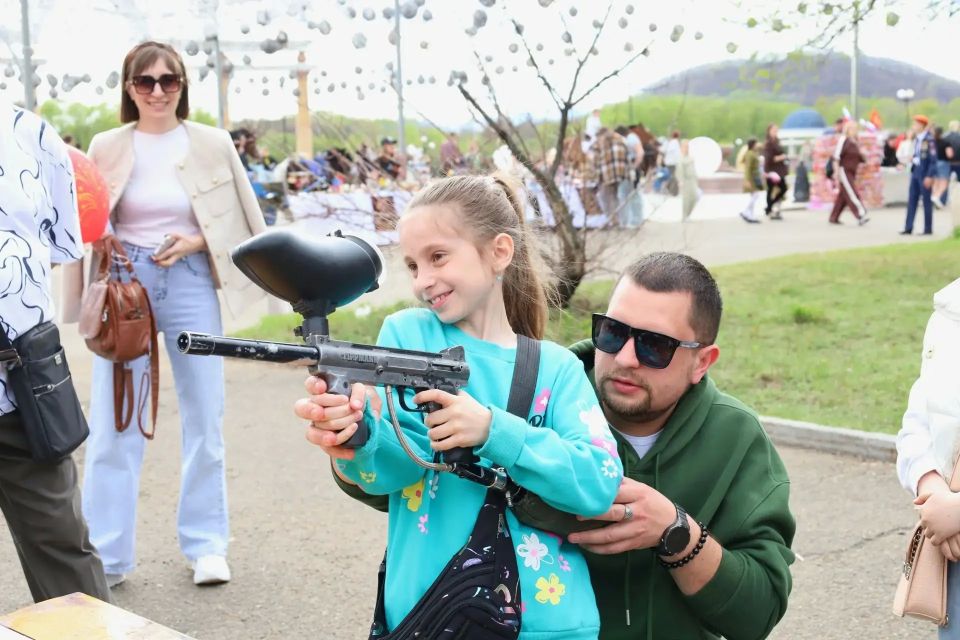 Интерактивные площадки и выставки техники стали частью Дня Победы на набережной Биры Интерактивные площадки и выставки техники стали частью Дня Победы на набережной Биры