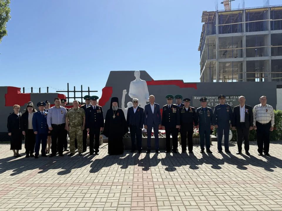 9 мая – день, который объединяет всю страну в чувстве благодарности и глубочайшего уважения к героям, отстоявшим мир 9 мая – день, который объединяет всю страну в чувстве благодарности и глубочайшего уважения к героям, отстоявшим мир