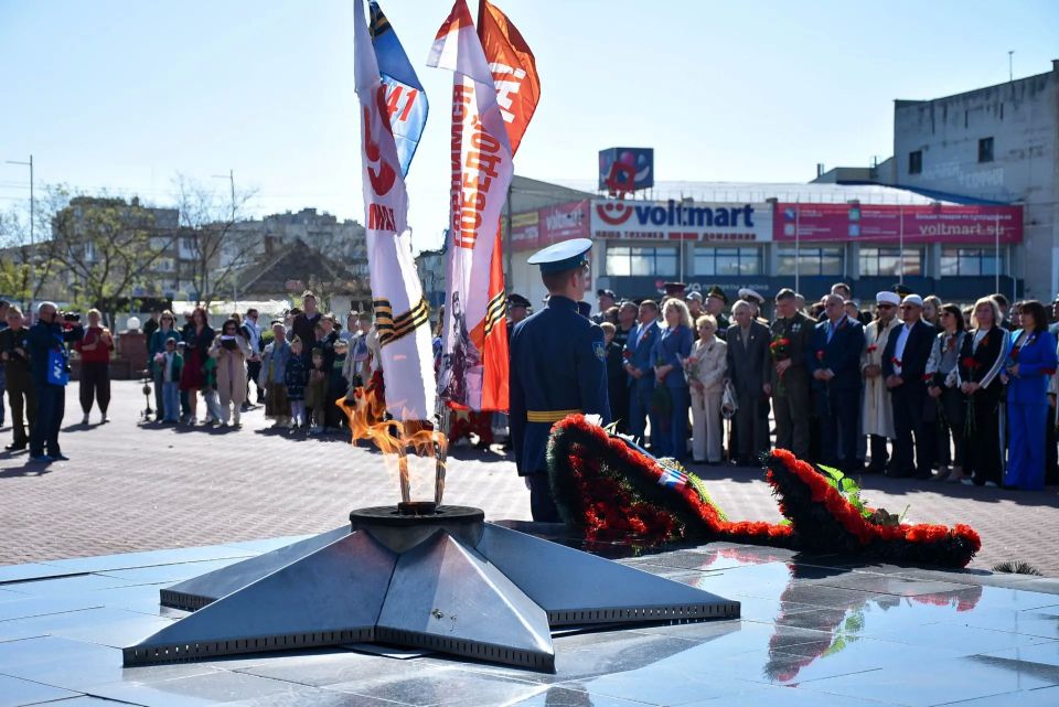В День 81-й годовщины Победы в Великой Отечественной войне на мемориальном комплексе «Красная горка», а также у памятника Евпаторийскому десанту состоялись торжественные церемонии возложения цветов В День 81-й годовщины Победы в Великой Отечественной войне на мемориальном комплексе «Красная горка», а также у памятника Евпаторийскому десанту состоялись торжественные церемонии возложения цветов