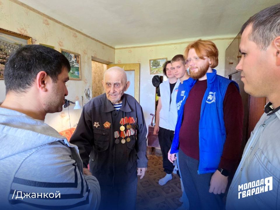 В преддверии дня Великой Победы молодогвардейцы в Джанкое поздравили ветеранов Великой Отечественной Войны В преддверии дня Великой Победы молодогвардейцы в Джанкое поздравили ветеранов Великой Отечественной Войны
