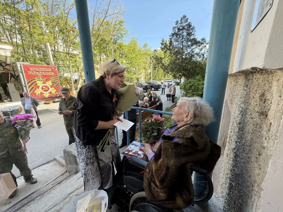 Поздравления с Днём Победы приняла Почетный гражданин города Бахчисарая, ветеран Великой Отечественной войны Антонина Александровна Меледина Поздравления с Днём Победы приняла Почетный гражданин города Бахчисарая, ветеран Великой Отечественной войны Антонина Александровна Меледина