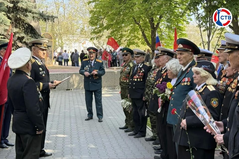 Севастопольцы несут цветы к Вечному огню Севастопольцы несут цветы к Вечному огню