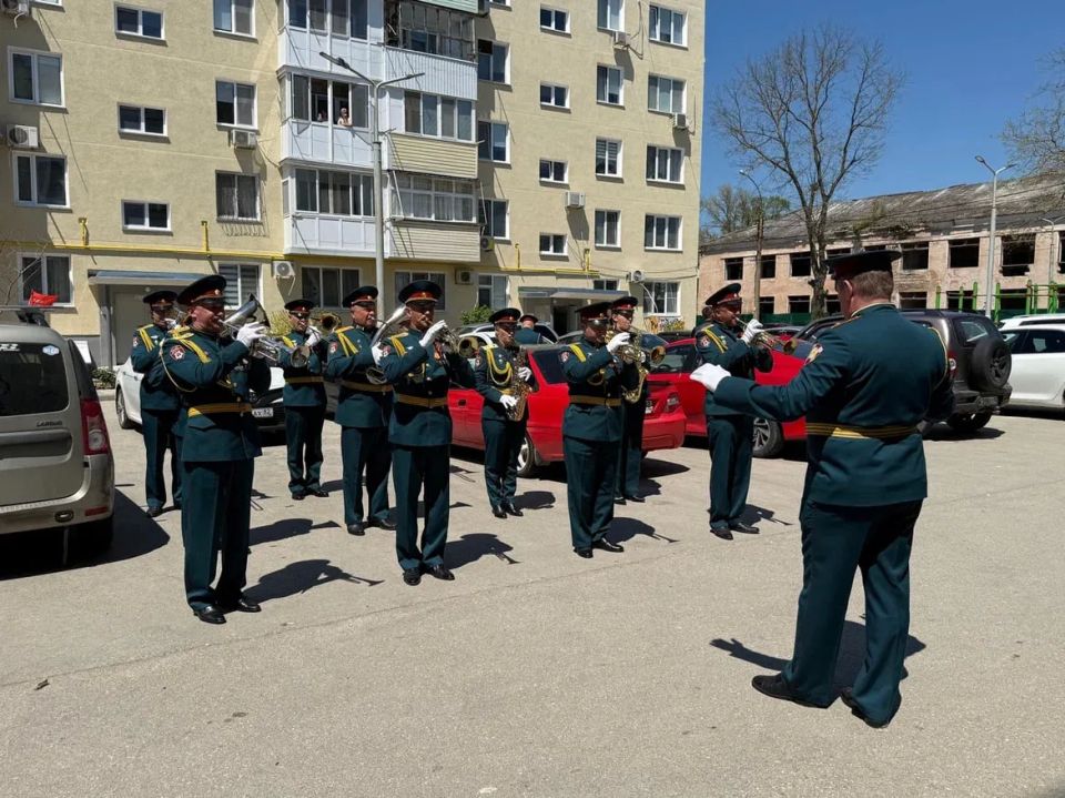 В Керчи стартовала фронтовая акция «У дома ветерана» В Керчи стартовала фронтовая акция «У дома ветерана»