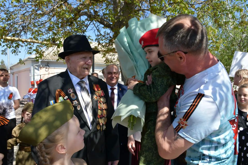 Сегодня, в День Великой Победы, руководители района — Ольга Петрова и Василий Грабован — возложили цветы к мемориалу «Никто не забыт, ничто не забыто», Братской могиле, Могиле неизвестного солдата, памятнику «Ветеранам... Сегодня, в День Великой Победы, руководители района — Ольга Петрова и Василий Грабован — возложили цветы к мемориалу «Никто не забыт, ничто не забыто», Братской могиле, Могиле неизвестного солдата, памятнику «Ветеранам...