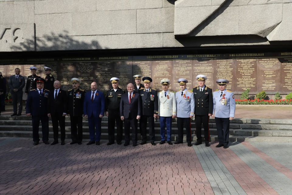 Начальник УМВД России по г. Севастополю генерал-майор полиции Сергей Сигунов принял участие в торжественном мероприятии, посвящённом Дню Победы в Великой Отечественной войне 1941-1945 годов Начальник УМВД России по г. Севастополю генерал-майор полиции Сергей Сигунов принял участие в торжественном мероприятии, посвящённом Дню Победы в Великой Отечественной войне 1941-1945 годов