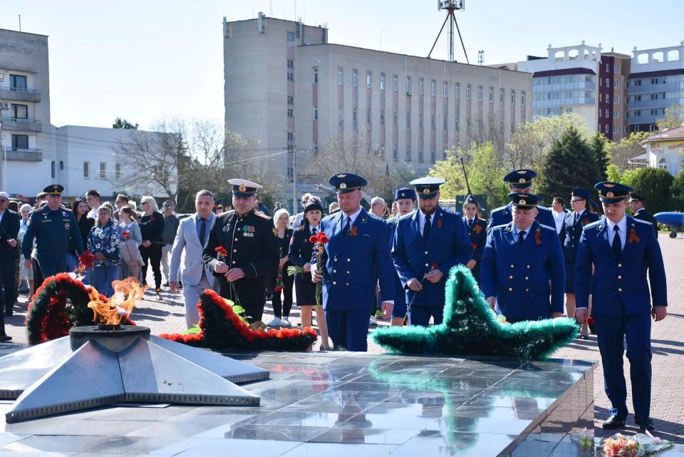 В День 81-й годовщины Победы в Великой Отечественной войне на мемориальном комплексе «Красная горка», а также у памятника Евпаторийскому десанту состоялись торжественные церемонии возложения цветов В День 81-й годовщины Победы в Великой Отечественной войне на мемориальном комплексе «Красная горка», а также у памятника Евпаторийскому десанту состоялись торжественные церемонии возложения цветов