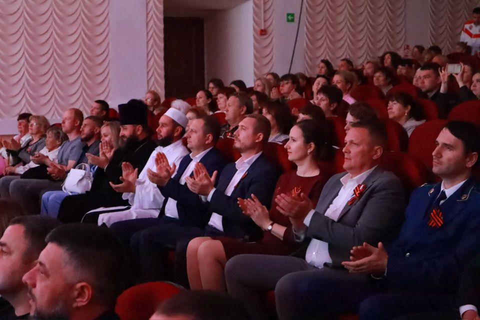 В честь 81-й годовщины Великой Победы возложил цветы к братской могиле советских воинов и партизан в Белогорском районе В честь 81-й годовщины Великой Победы возложил цветы к братской могиле советских воинов и партизан в Белогорском районе