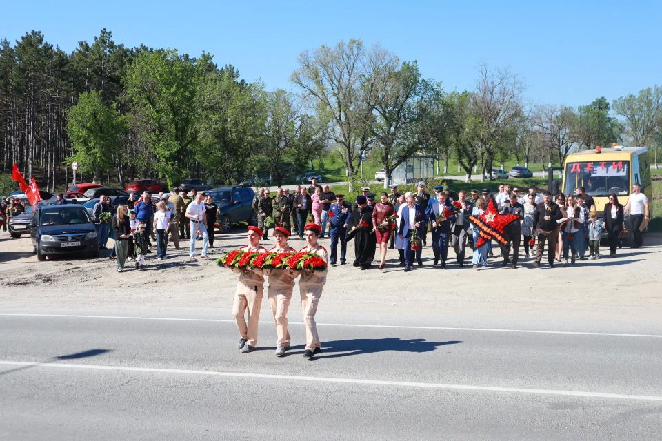 В честь 81-й годовщины Великой Победы возложил цветы к братской могиле советских воинов и партизан в Белогорском районе В честь 81-й годовщины Великой Победы возложил цветы к братской могиле советских воинов и партизан в Белогорском районе