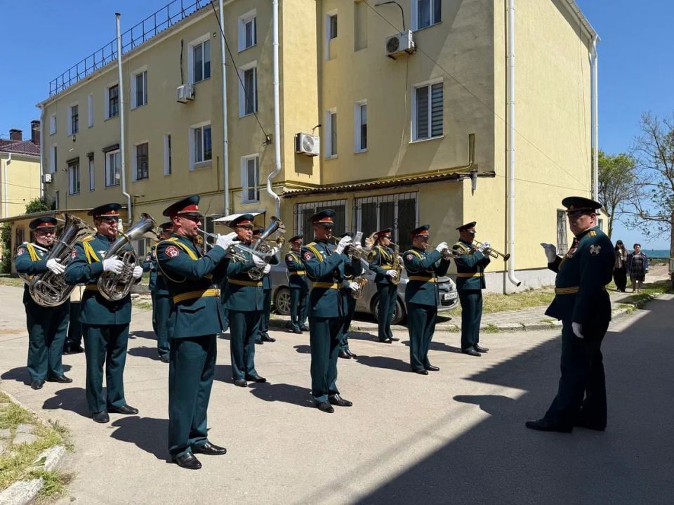 В Керчи, городе с героическим прошлым, сегодня чествуют ветеранов Великой Отечественной войны, участников боевых действий В Керчи, городе с героическим прошлым, сегодня чествуют ветеранов Великой Отечественной войны, участников боевых действий