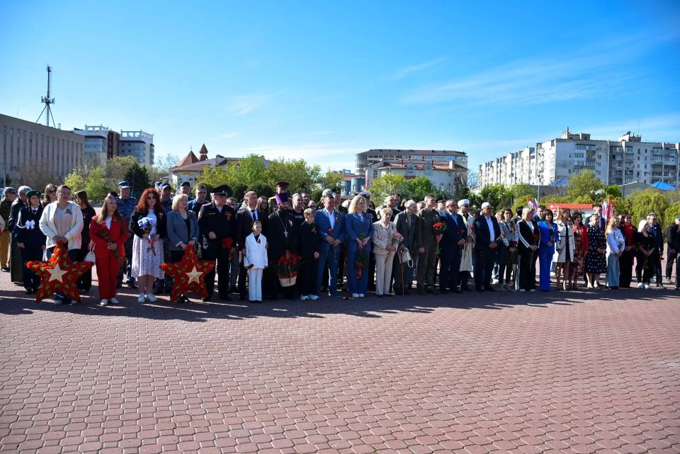 В День 81-й годовщины Победы в Великой Отечественной войне на мемориальном комплексе «Красная горка», а также у памятника Евпаторийскому десанту состоялись торжественные церемонии возложения цветов В День 81-й годовщины Победы в Великой Отечественной войне на мемориальном комплексе «Красная горка», а также у памятника Евпаторийскому десанту состоялись торжественные церемонии возложения цветов