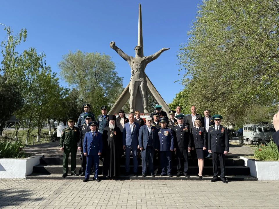 9 мая – день, который объединяет всю страну в чувстве благодарности и глубочайшего уважения к героям, отстоявшим мир 9 мая – день, который объединяет всю страну в чувстве благодарности и глубочайшего уважения к героям, отстоявшим мир