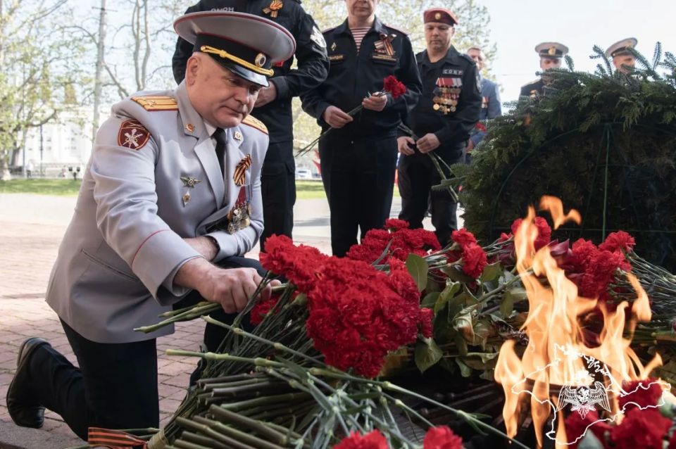 В Крыму и Севастополе росгвардейцы приняли участие в мероприятиях, посвященных 81-й годовщине Победы в Великой Отечественной войне (видео) В Крыму и Севастополе росгвардейцы приняли участие в мероприятиях, посвященных 81-й годовщине Победы в Великой Отечественной войне (видео)