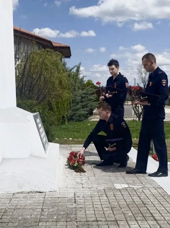Ветераны и сотрудники транспортной полиции Крыма почтили память павших в Великой Отечественной войне Ветераны и сотрудники транспортной полиции Крыма почтили память павших в Великой Отечественной войне