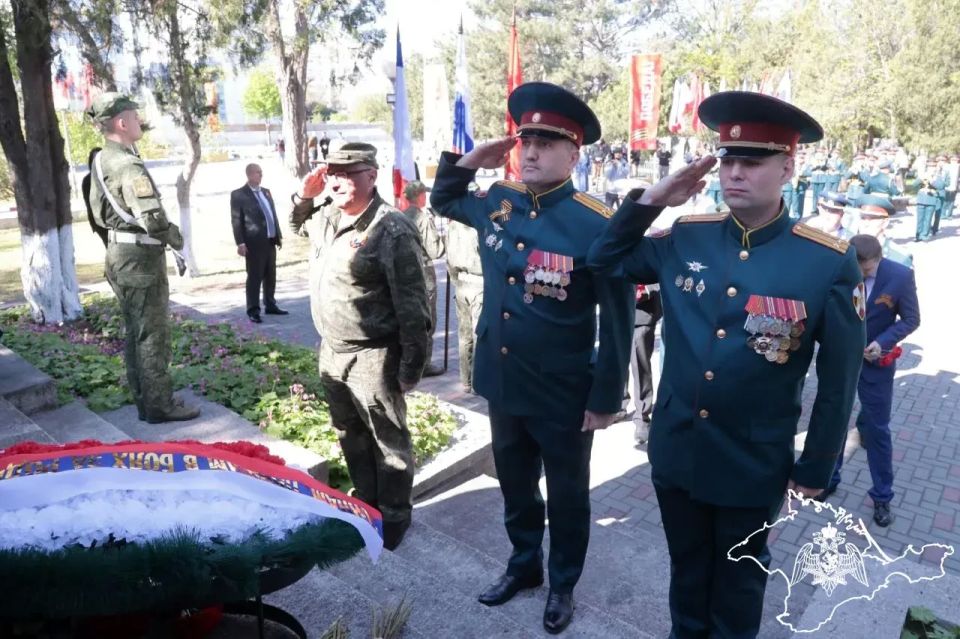 В Крыму и Севастополе росгвардейцы приняли участие в мероприятиях, посвященных 81-й годовщине Победы в Великой Отечественной войне (видео) В Крыму и Севастополе росгвардейцы приняли участие в мероприятиях, посвященных 81-й годовщине Победы в Великой Отечественной войне (видео)