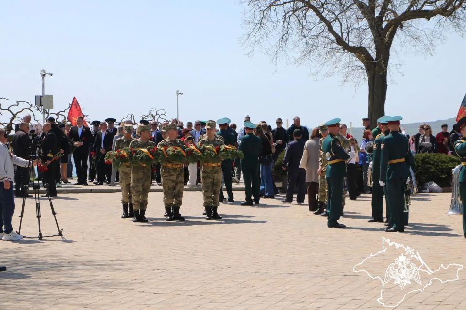 В Крыму и Севастополе росгвардейцы приняли участие в мероприятиях, посвященных 81-й годовщине Победы в Великой Отечественной войне (видео) В Крыму и Севастополе росгвардейцы приняли участие в мероприятиях, посвященных 81-й годовщине Победы в Великой Отечественной войне (видео)