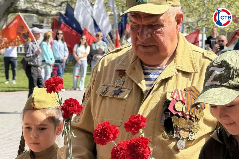 Севастопольцы несут цветы к Вечному огню Севастопольцы несут цветы к Вечному огню