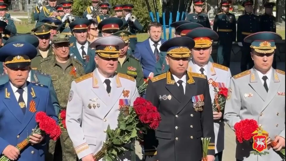 Сотрудники МЧС России приняли участие в торжественных мероприятиях к 81-ой годовщине Великой Победы Сотрудники МЧС России приняли участие в торжественных мероприятиях к 81-ой годовщине Великой Победы