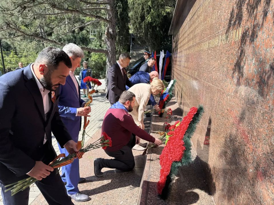 Янина Павленко: Традиционно на священном для всех нас Холме Славы возложили цветы к Вечному огню и памятным стелам Героям прошлого и настоящего Янина Павленко: Традиционно на священном для всех нас Холме Славы возложили цветы к Вечному огню и памятным стелам Героям прошлого и настоящего