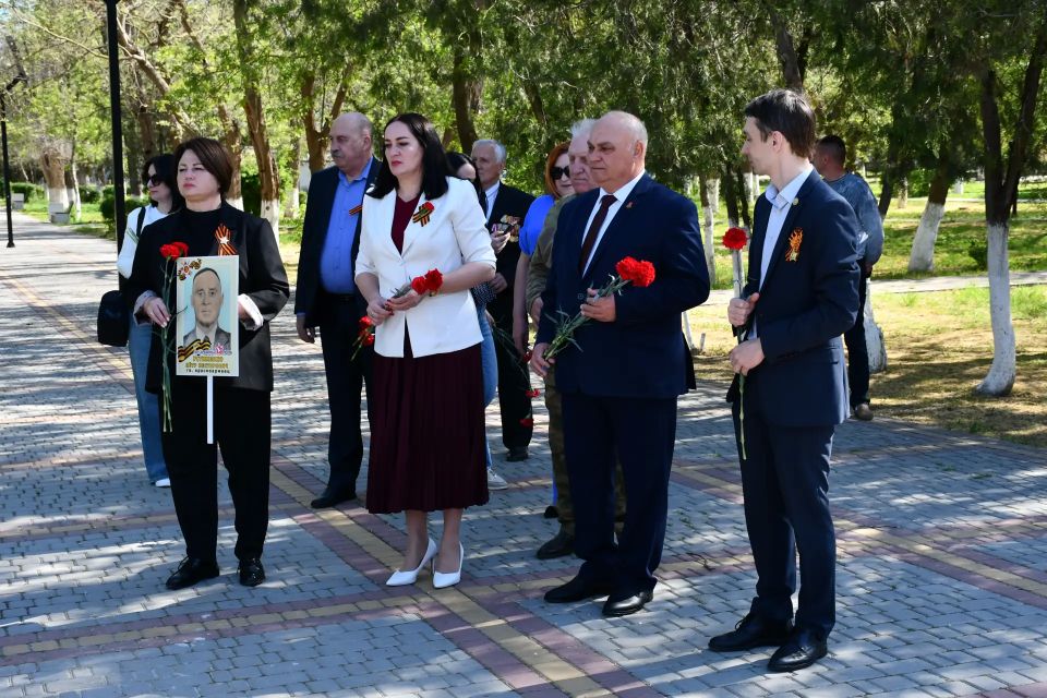 Сегодня, в День Великой Победы, руководители района — Ольга Петрова и Василий Грабован — возложили цветы к мемориалу «Никто не забыт, ничто не забыто», Братской могиле, Могиле неизвестного солдата, памятнику «Ветеранам... Сегодня, в День Великой Победы, руководители района — Ольга Петрова и Василий Грабован — возложили цветы к мемориалу «Никто не забыт, ничто не забыто», Братской могиле, Могиле неизвестного солдата, памятнику «Ветеранам...