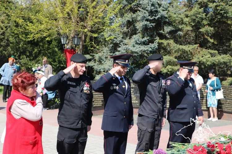 В Крыму и Севастополе росгвардейцы приняли участие в мероприятиях, посвященных 81-й годовщине Победы в Великой Отечественной войне (видео) В Крыму и Севастополе росгвардейцы приняли участие в мероприятиях, посвященных 81-й годовщине Победы в Великой Отечественной войне (видео)