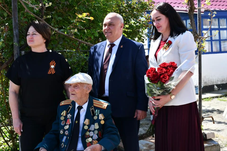 Сегодня, в День Великой Победы, руководители района — Ольга Петрова и Василий Грабован — возложили цветы к мемориалу «Никто не забыт, ничто не забыто», Братской могиле, Могиле неизвестного солдата, памятнику «Ветеранам... Сегодня, в День Великой Победы, руководители района — Ольга Петрова и Василий Грабован — возложили цветы к мемориалу «Никто не забыт, ничто не забыто», Братской могиле, Могиле неизвестного солдата, памятнику «Ветеранам...