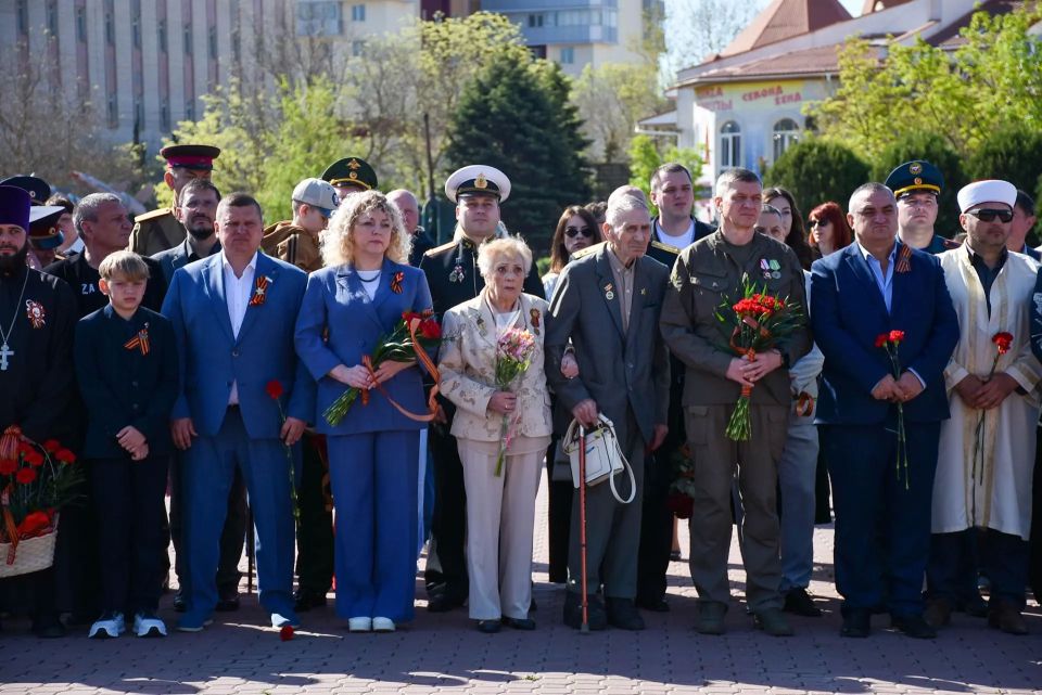 В День 81-й годовщины Победы в Великой Отечественной войне на мемориальном комплексе «Красная горка», а также у памятника Евпаторийскому десанту состоялись торжественные церемонии возложения цветов В День 81-й годовщины Победы в Великой Отечественной войне на мемориальном комплексе «Красная горка», а также у памятника Евпаторийскому десанту состоялись торжественные церемонии возложения цветов