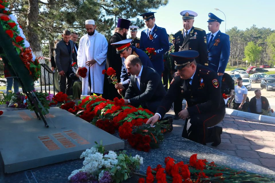 В честь 81-й годовщины Великой Победы возложил цветы к братской могиле советских воинов и партизан в Белогорском районе В честь 81-й годовщины Великой Победы возложил цветы к братской могиле советских воинов и партизан в Белогорском районе