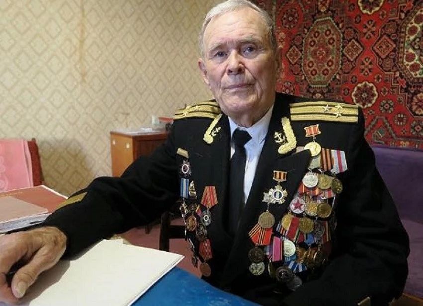 #НетвРоссииСемьиТакой. Писатель и ведущий «Радио Крым» Платон Беседин рассказал о своем дедушке, участвовавшем в Великой Отечественной войне #НетвРоссииСемьиТакой. Писатель и ведущий «Радио Крым» Платон Беседин рассказал о своем дедушке, участвовавшем в Великой Отечественной войне