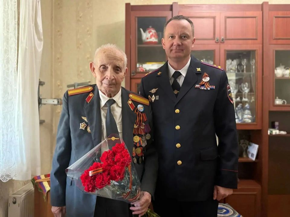 Руководители МВД по Республике Крым поздравили ветеранов с наступающим 81летием Великой Победы По поручению Министра внутренних дел по Республике Крым генералмайора полиции Алексея Дмитриева руководство ведомства поздравило... Руководители МВД по Республике Крым поздравили ветеранов с наступающим 81летием Великой Победы По поручению Министра внутренних дел по Республике Крым генералмайора полиции Алексея Дмитриева руководство ведомства поздравило...