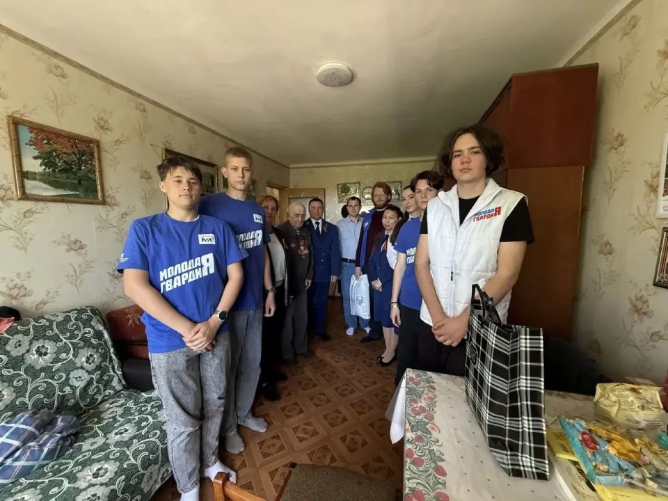 Работники Джанкойской межрайонной прокуратуры поздравили ветеранов с наступающим Днём Победы Работники Джанкойской межрайонной прокуратуры поздравили ветеранов с наступающим Днём Победы