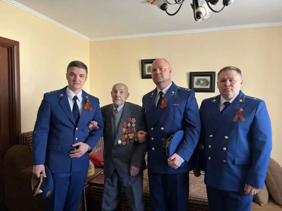 Прокурор города Евпатории Александр Сергеев поздравил ветеранов Великой Отечественной войны с Днём Победы Прокурор города Евпатории Александр Сергеев поздравил ветеранов Великой Отечественной войны с Днём Победы