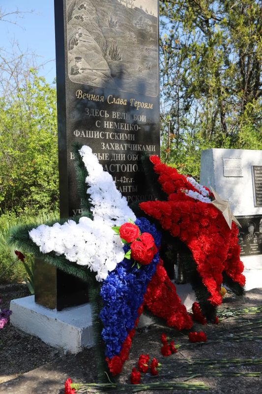 Сегодня, в День Великой Победы, в память о погибших в годы войны, руководители Бахчисарайского района и города, депутаты, общественники, военнослужащие, руководители учреждений, духовенство и активисты возложили цветы и... Сегодня, в День Великой Победы, в память о погибших в годы войны, руководители Бахчисарайского района и города, депутаты, общественники, военнослужащие, руководители учреждений, духовенство и активисты возложили цветы и...