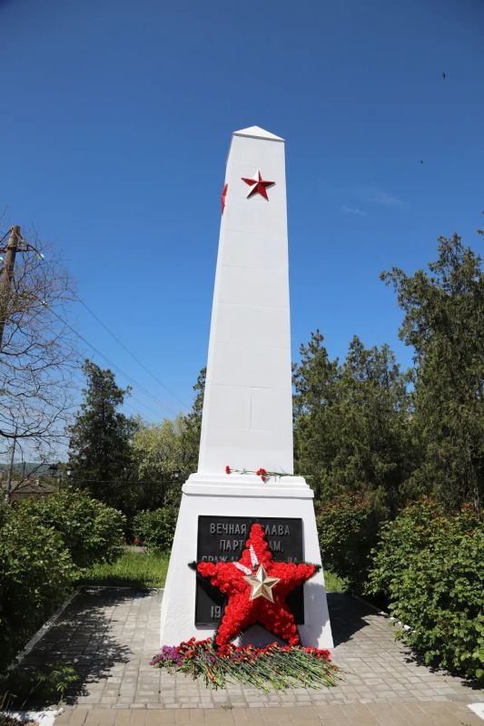 Сегодня, в День Великой Победы, в память о погибших в годы войны, руководители Бахчисарайского района и города, депутаты, общественники, военнослужащие, руководители учреждений, духовенство и активисты возложили цветы и... Сегодня, в День Великой Победы, в память о погибших в годы войны, руководители Бахчисарайского района и города, депутаты, общественники, военнослужащие, руководители учреждений, духовенство и активисты возложили цветы и...
