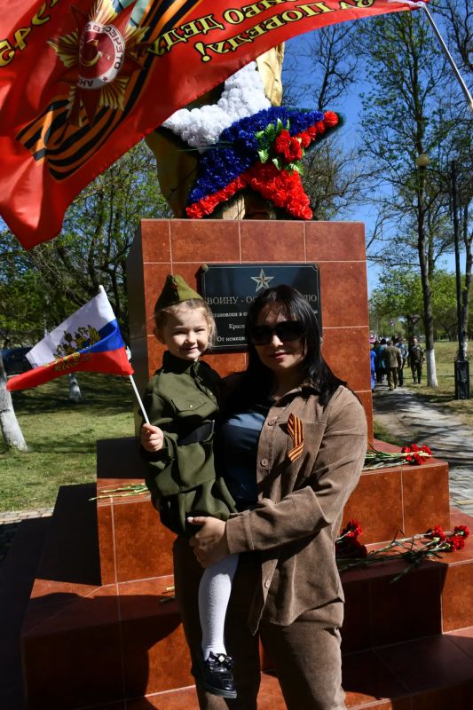Сегодня, в День Великой Победы, руководители района — Ольга Петрова и Василий Грабован — возложили цветы к мемориалу «Никто не забыт, ничто не забыто», Братской могиле, Могиле неизвестного солдата, памятнику «Ветеранам... Сегодня, в День Великой Победы, руководители района — Ольга Петрова и Василий Грабован — возложили цветы к мемориалу «Никто не забыт, ничто не забыто», Братской могиле, Могиле неизвестного солдата, памятнику «Ветеранам...