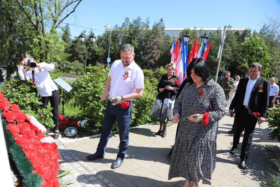 Сегодня, в День Великой Победы, в память о погибших в годы войны, руководители Бахчисарайского района и города, депутаты, общественники, военнослужащие, руководители учреждений, духовенство и активисты возложили цветы и... Сегодня, в День Великой Победы, в память о погибших в годы войны, руководители Бахчисарайского района и города, депутаты, общественники, военнослужащие, руководители учреждений, духовенство и активисты возложили цветы и...