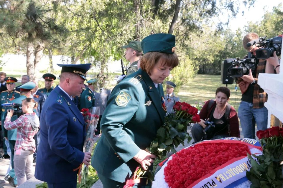 Владимир Константинов: В честь 81-й годовщины Великой Победы возложили цветы к мемориалу на Воинском кладбище в Симферополе Владимир Константинов: В честь 81-й годовщины Великой Победы возложили цветы к мемориалу на Воинском кладбище в Симферополе