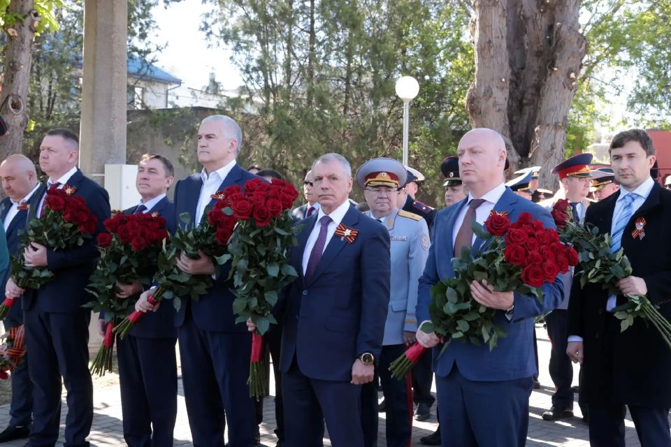 К мемориалу на Воинском кладбище в Симферополе возложили цветы К мемориалу на Воинском кладбище в Симферополе возложили цветы