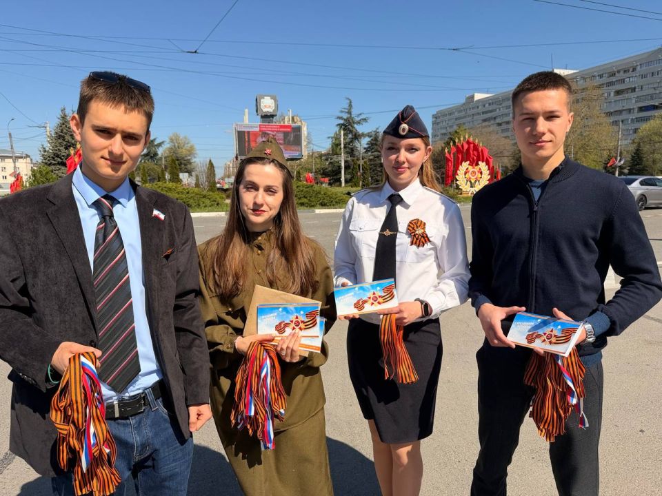 В столице Республике Крым сотрудники Госавтоинспекции и представители Молодежного парламента при Государственной Думе ФС РФ присоединились к патриотической акции «Георгиевская ленточка» В столице Республике Крым сотрудники Госавтоинспекции и представители Молодежного парламента при Государственной Думе ФС РФ присоединились к патриотической акции «Георгиевская ленточка»