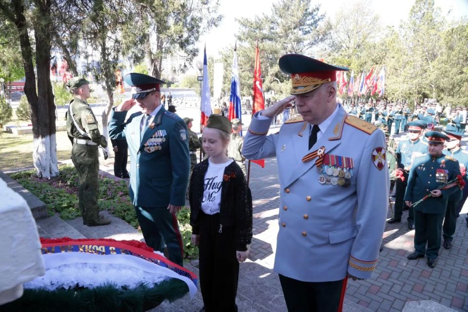 Владимир Константинов: В честь 81-й годовщины Великой Победы возложили цветы к мемориалу на Воинском кладбище в Симферополе Владимир Константинов: В честь 81-й годовщины Великой Победы возложили цветы к мемориалу на Воинском кладбище в Симферополе