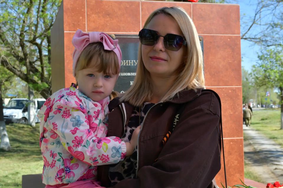 Сегодня, в День Великой Победы, руководители района — Ольга Петрова и Василий Грабован — возложили цветы к мемориалу «Никто не забыт, ничто не забыто», Братской могиле, Могиле неизвестного солдата, памятнику «Ветеранам... Сегодня, в День Великой Победы, руководители района — Ольга Петрова и Василий Грабован — возложили цветы к мемориалу «Никто не забыт, ничто не забыто», Братской могиле, Могиле неизвестного солдата, памятнику «Ветеранам...