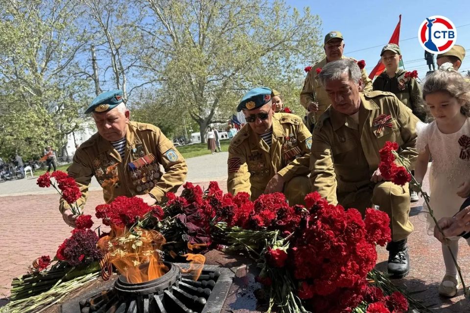 Севастопольцы несут цветы к Вечному огню Севастопольцы несут цветы к Вечному огню