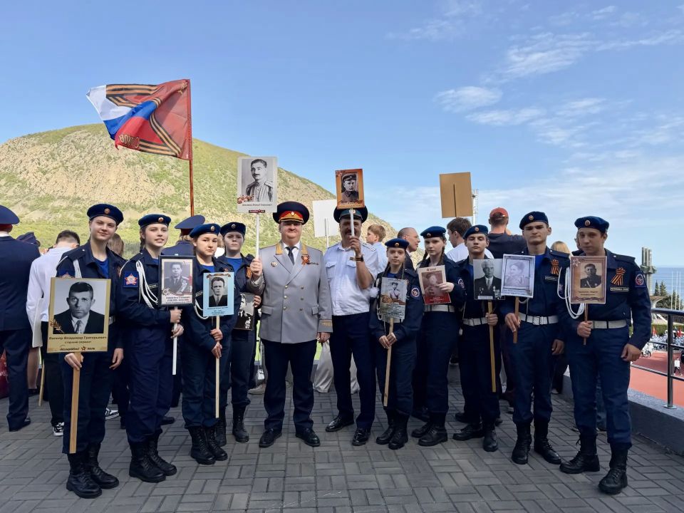 Офицеры СК России из Крыма и Севастополя приняли участие в акции «Бессмертный полк» в «Артеке» Офицеры СК России из Крыма и Севастополя приняли участие в акции «Бессмертный полк» в «Артеке»