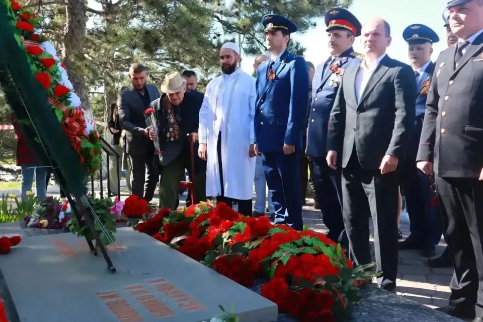 Работники прокуратур городов и районов во всех уголках Крыма принимают участие в торжественных мероприятиях, посвящённых 81-годовщине Великой Победы Работники прокуратур городов и районов во всех уголках Крыма принимают участие в торжественных мероприятиях, посвящённых 81-годовщине Великой Победы