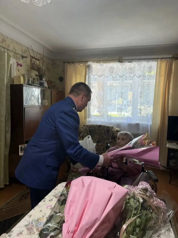 Работники Джанкойской межрайонной прокуратуры поздравили ветеранов с наступающим Днём Победы Работники Джанкойской межрайонной прокуратуры поздравили ветеранов с наступающим Днём Победы
