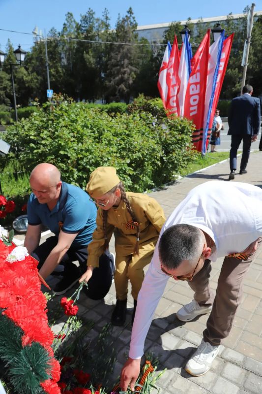 Сегодня, в День Великой Победы, в память о погибших в годы войны, руководители Бахчисарайского района и города, депутаты, общественники, военнослужащие, руководители учреждений, духовенство и активисты возложили цветы и... Сегодня, в День Великой Победы, в память о погибших в годы войны, руководители Бахчисарайского района и города, депутаты, общественники, военнослужащие, руководители учреждений, духовенство и активисты возложили цветы и...