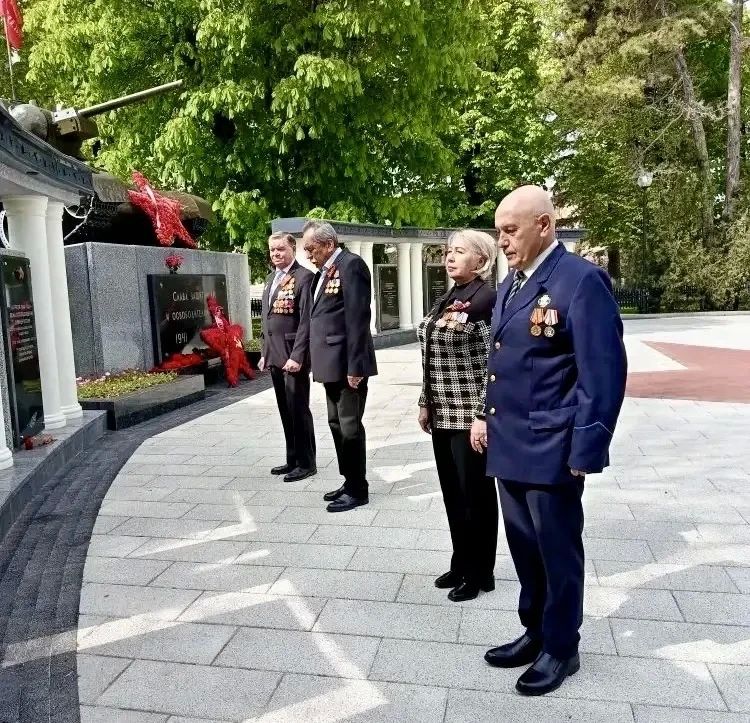 Ветераны и сотрудники транспортной полиции Крыма почтили память павших в Великой Отечественной войне Ветераны и сотрудники транспортной полиции Крыма почтили память павших в Великой Отечественной войне