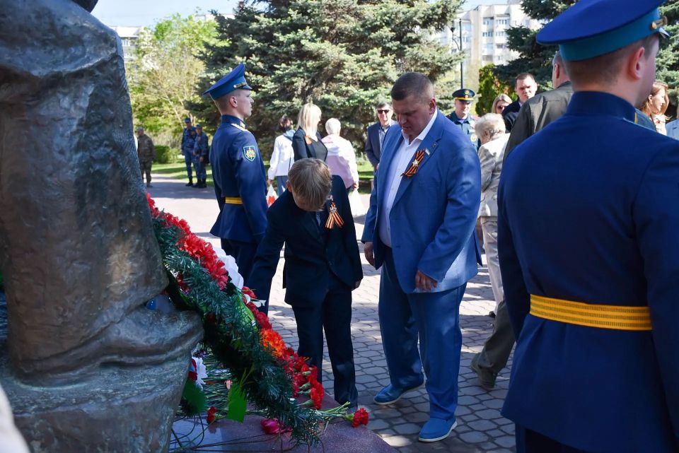 В День 81-й годовщины Победы в Великой Отечественной войне на мемориальном комплексе «Красная горка», а также у памятника Евпаторийскому десанту состоялись торжественные церемонии возложения цветов В День 81-й годовщины Победы в Великой Отечественной войне на мемориальном комплексе «Красная горка», а также у памятника Евпаторийскому десанту состоялись торжественные церемонии возложения цветов